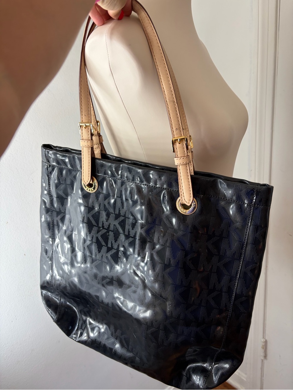 Y2k Michael Kors Black Patent Tote with Tan Leather Straps and Gold Charm - Picture 5 of 8
